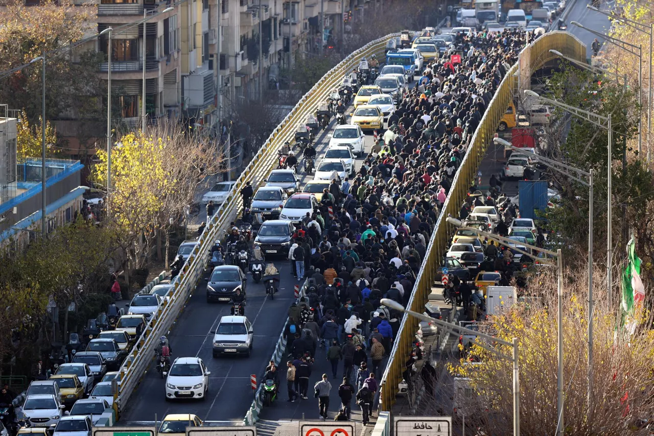 TEHRAN (IRAN(Islamic Republic Of)), 29/12/2025.- Iranian shopkeepers and traders protest against the economic conditions in Tehran, Iran, 29 December 2025. Iran is experiencing an economic crisis as the value of its currency declines as a result of tensions between Iran, Israel, and the USA as well as sanctions implemented by the US and EU against Iran. (Protestas, Teherán) EFE/EPA/STRINGER
