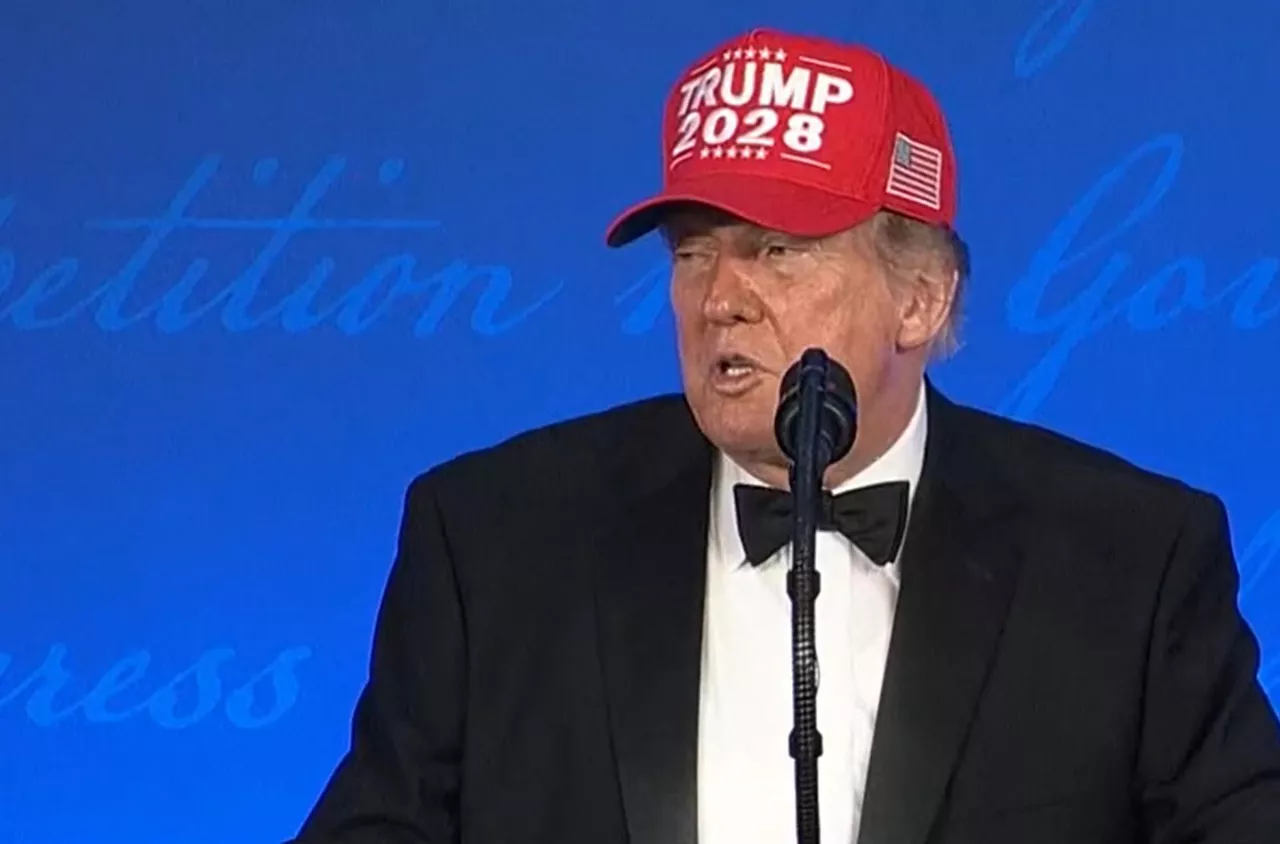 AMDEP9449. WASHINGTON (ESTADOS UNIDOS), 24/07/2026.- Captura de una transmisión de la cadena C-Span del presidente de EE.UU., Donald Trump, durante la Cena de Corresponsales de La Casa Blanca este viernes, donde bromeo con la posibilidad de presentarse a las elecciones presidenciales de 2028 y se colocó una gorra roja con el año 2028 en la parte frontal, en Washington (EE.UU.). EFE/ C-Span /SOLO USO EDITORIAL/ SOLO DISPONIBLE PARA ILUSTRAR LA NOTICIA QUE ACOMPAÑA (CRÉDITO OBLIGATORIO)
