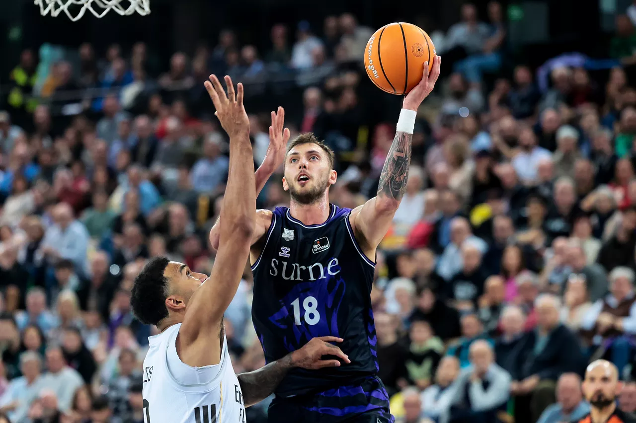 BILBAO, 14/05/2026.- El ala-pívot del Bilbao Luke Petrasek (d) entra a canasta ante el ala-pívot del Real Madrid Trey Lyles (i) durante el encuentro de la Liga Endesa entre el Bilbao Basket y el Real Madrid celebrado este jueves en el Bilbao Arena. EFE/ Luis Tejido
