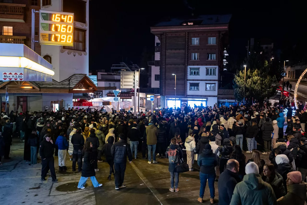 Crans-Montana (Switzerland), 01/01/2026.- Several hundred mourners gather to lay down flowers and light candles to remember the victims of the fire at the "Le Constellation" bar and lounge, which left people dead and injured, during New Year’s celebration in Crans-Montana, Switzerland, 01 January 2026. According to the police, several dozen people lost their lives in the fire that devastated the bar 'Le Constellation' on New Year’s Eve in the Swiss Alps resort of Crans-Montana. Around one hundred people were also reported injured. (Suiza) EFE/EPA/ALESSANDRO DELLA VALLE
