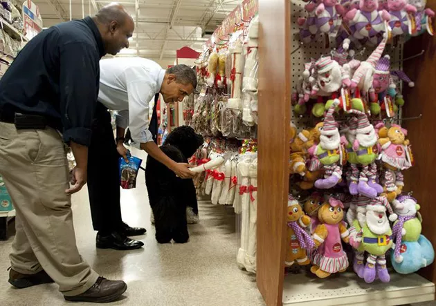 Obama se toma un respiro y pasa la tarde de compras con su perro Foto: Efe