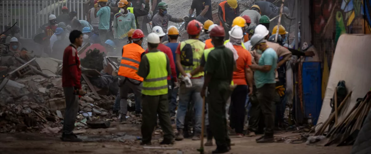 AME5287. CARACAS (VENEZUELA), 27/06/2026.- Personas realizan labores de rescate en una zona afectada por un terremoto, este sábado en Caracas (Venezuela). EFE/ Ronald Peña R
