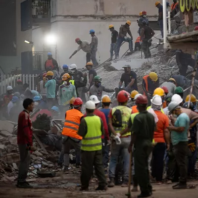 AME5287. CARACAS (VENEZUELA), 27/06/2026.- Personas realizan labores de rescate en una zona afectada por un terremoto, este sábado en Caracas (Venezuela). EFE/ Ronald Peña R
