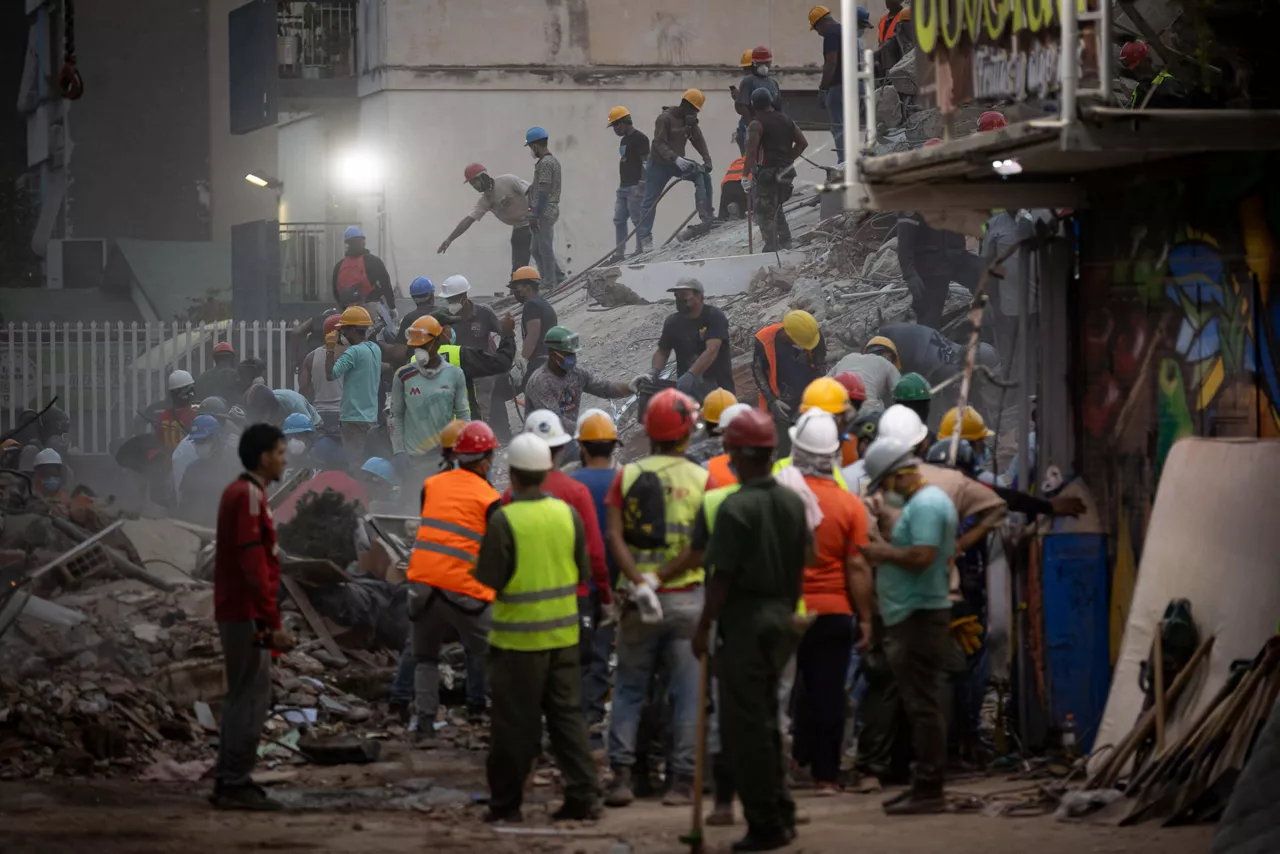 AME5287. CARACAS (VENEZUELA), 27/06/2026.- Personas realizan labores de rescate en una zona afectada por un terremoto, este sábado en Caracas (Venezuela). EFE/ Ronald Peña R
