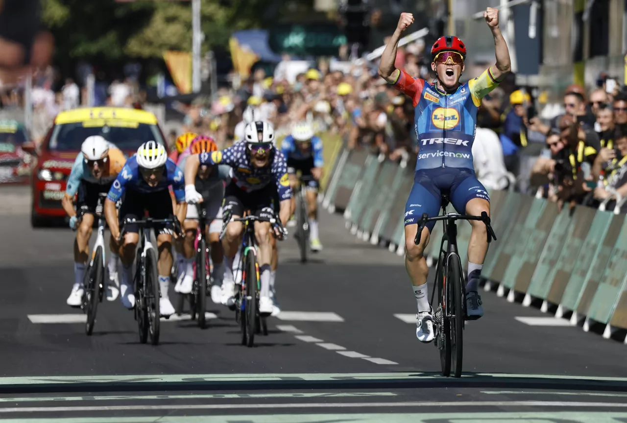 FOIX (France), 07/07/2026.- Danish rider Mads Pedersen of Lidl Trek celebrates winning the Stage 4 of the Tour de France, a 181.9 km route from Carcassonne to Foix, France, 07 July 2026. (Ciclismo, Francia) EFE/EPA/YOAN VALAT
