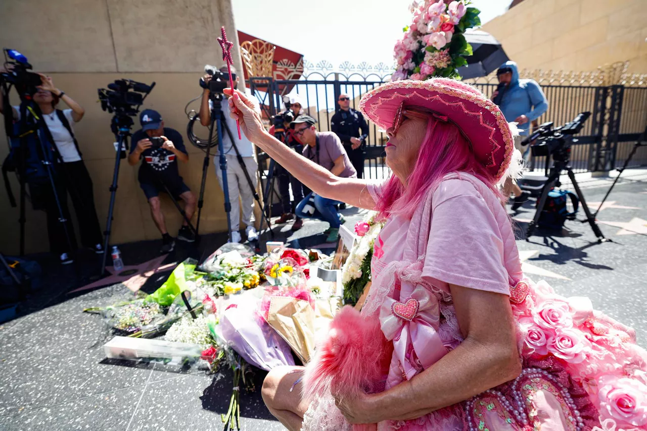Los Angeles (United States), 26/08/2026.- Kitten Kay Sera arrives dressed in pink in memory of singer and actress Dolly Parton at her Hollywood Walk of Fame star following her death in Hollywood, California, USA, 25 August 2026. Parton died at the age of 80. EFE/EPA/CHRIS TORRES
