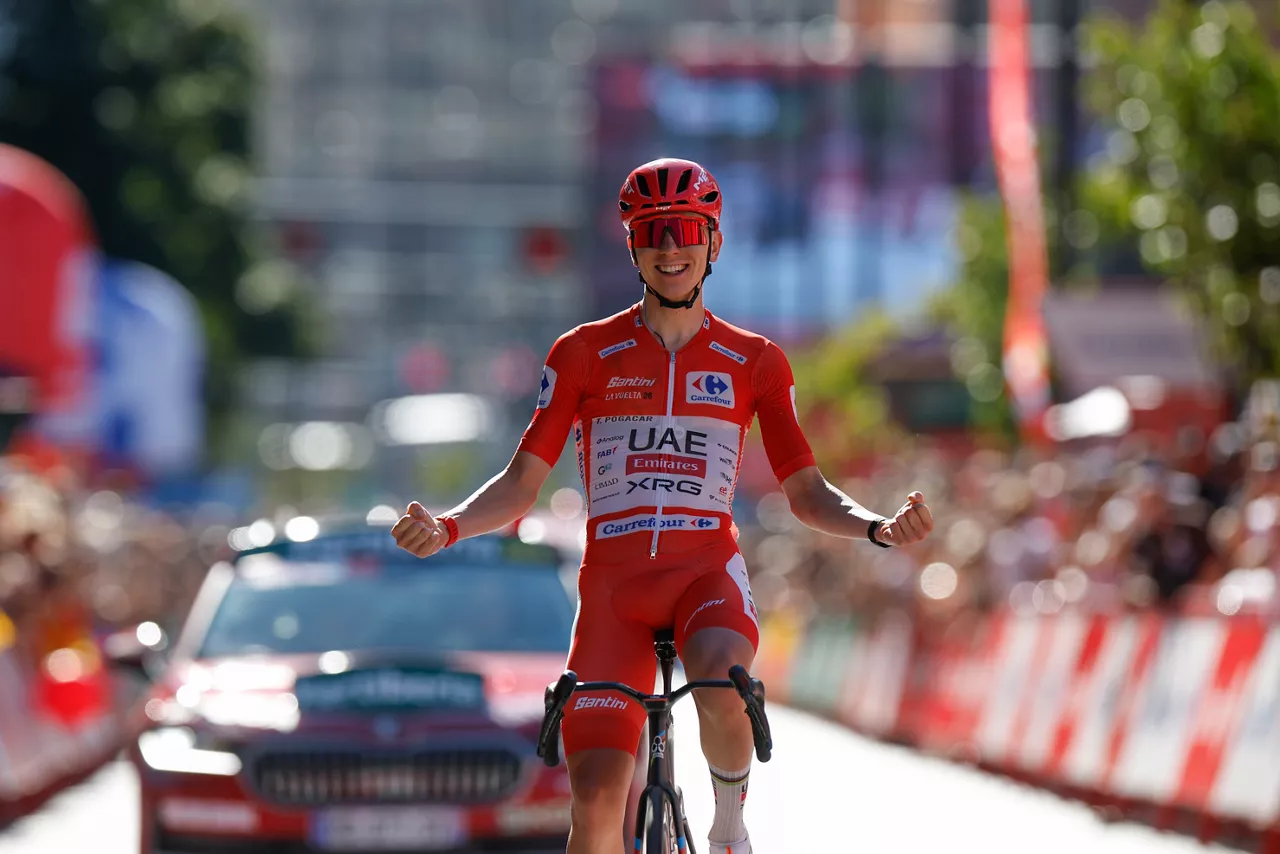 ANDORRA LA VELLA, 25/08/2026.- El ciclista esloveno del UAE Emirates Tadej Pogacar celebra su victoria en la cuarta etapa de La Vuelta a España, este martes, la primera cita clave con la montaña en Andorra sobre un recorrido corto, 104 km, pero explosivo, con 4 puertos encadenados y un total de 2.953 metros de desnivel. EFE/ Javier Lizón
