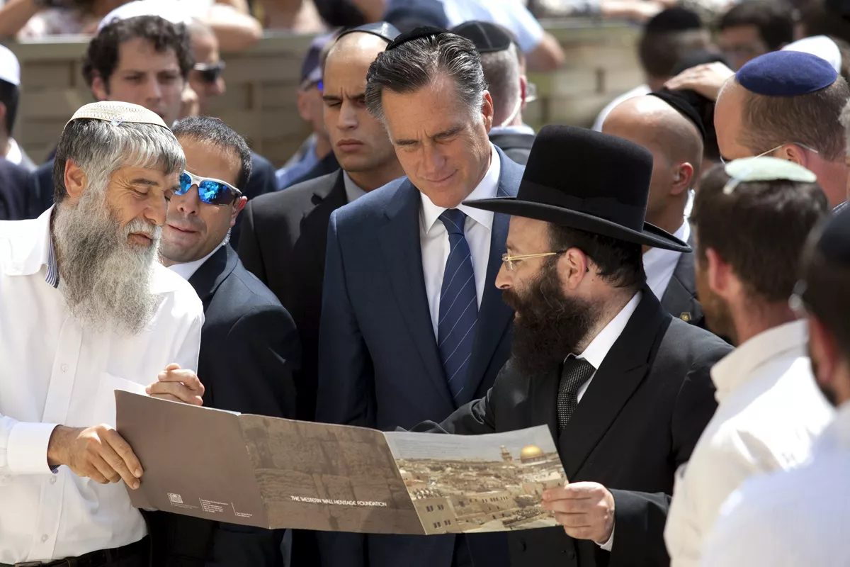El candidato a la Presidencia de EE. UU, escucha las explicaciones sobre el Muro de las Lamentaciones. Foto: EFE