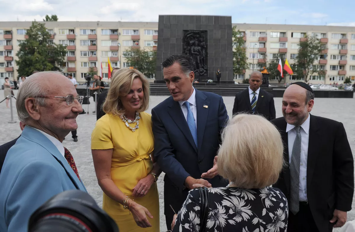 Mitt Romney, junto a su mujer Ann, conversa con el rabino jefe de Polonia. Foto: EFE