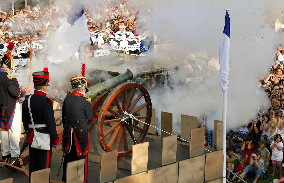 <img style="float:left;margin:5px;" src="http://10.126.2.21/media/images/2012/08/10/697348/697348_donostia_aste_nagusia_kanoikada_efe_thumbnail.jpg"/><br/><strong>Cañonazo Kanoikada Donostia. Aste Nagusia Semana Grande EFE </strong>