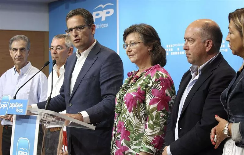 El presidente del PP vasco Antonio Basagoiti junto a la ejecutiva del partido.