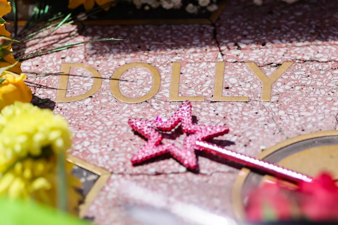 Los Angeles (United States), 26/08/2026.- People leave flowers and memorabilia at the Hollywood Walk of Fame star of singer and actress Dolly Parton following her death in Hollywood, California, USA, 25 August 2026. Parton died at the age of 80. EFE/EPA/CHRIS TORRES
