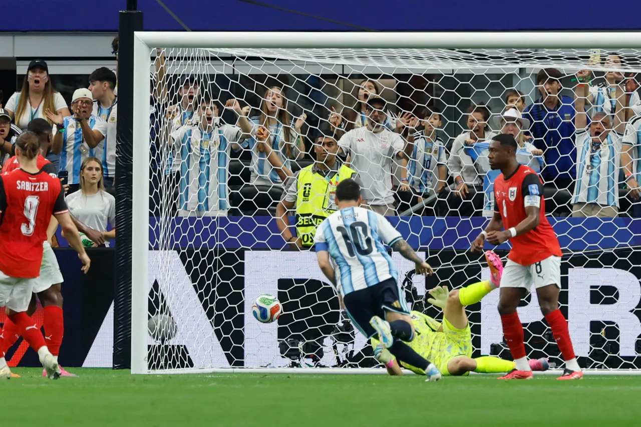 ARLINGTON (ESTADOS UNIDOS), 22/06/2026.- El delantero de Argentina Leo Messi marca gol ante Austria en el partido del Mundial 2026 entre Argentina y Austria, este lunes en Arlington, Texas. EFE/Mariscal
