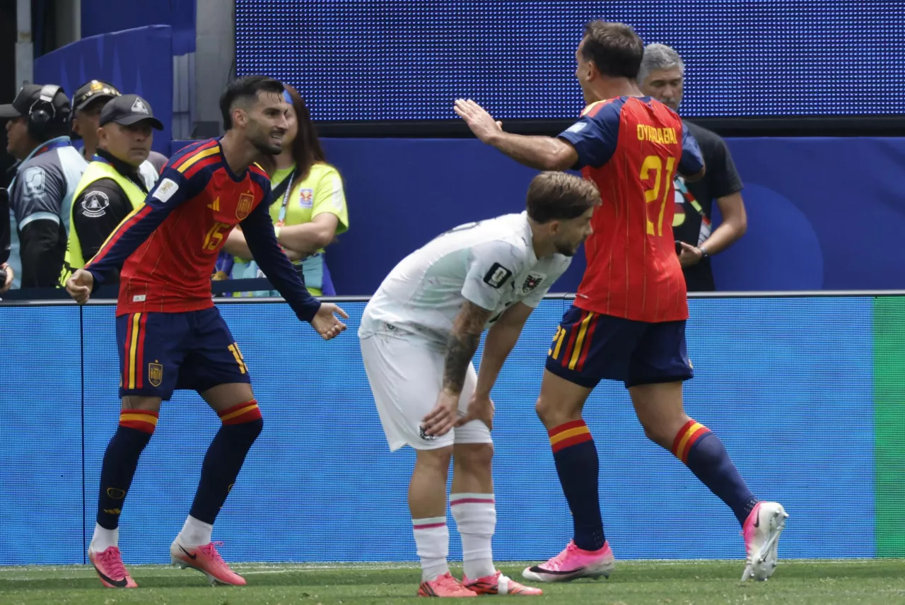 AMDEP7797. LOS ÁNGELES (ESTADOS UNIDOS), 02/07/2026.- Jugadores de España celebran un gol de Mikel Oyarzabal (i) este jueves, en un partido por los dieciseisavos de final del Mundial de la FIFA 2026 entre España y Austria en el estadio SoFi en Los Ángeles (Estados Unidos). EFE/ Lavandeira Jr
