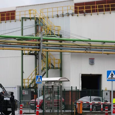 GRAFCAV9705. BASAURI (BIZKAIA) (ESPAÑA), 10/02/2026.- La Policía Nacional está registrando este martes la planta de Sidenor en el municipio vizcaíno de Basauri por orden de la Audiencia Nacional en una investigación que se encuentra bajo secreto de sumario, según han explicado a EFE fuentes de ese Cuerpo Policial. EFE/Luis Tejido
