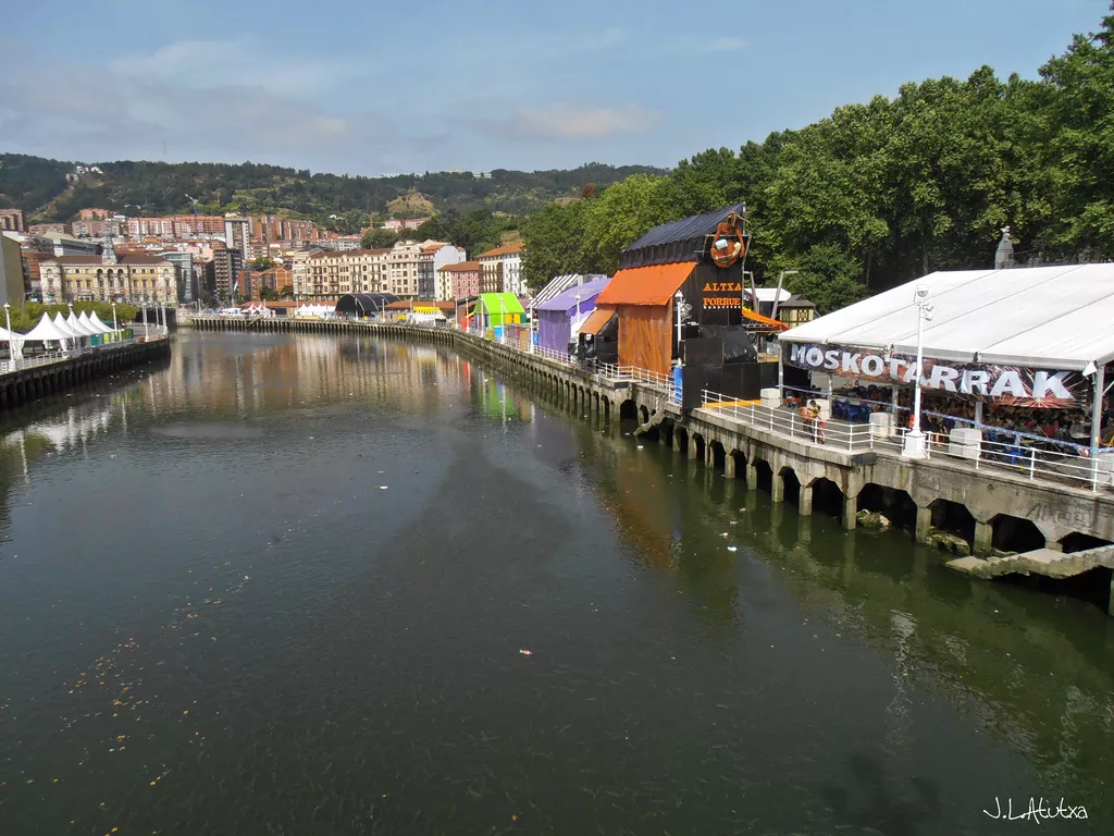 <img style="float:left;margin:5px;" src="http://10.126.2.21/media/images/2012/08/21/701647/701647_jose-luis-atutxa-bilbao-aste-nagusia-2012-txoznak_thumbnail.jpg"/><br/><strong>bilbao aste nagusia 2012 jose luis atutxa txoznak</strong>