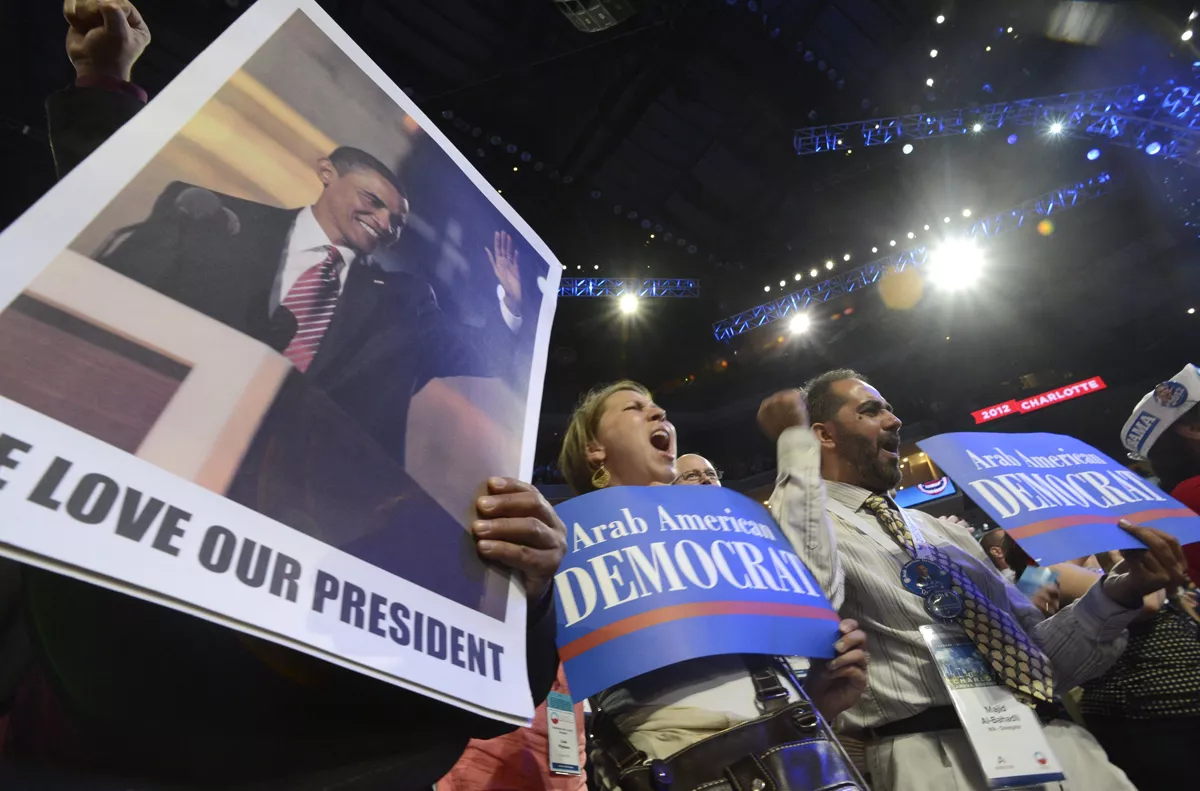 Los delegados muestran su apoyo con carteles. Foto: EFE