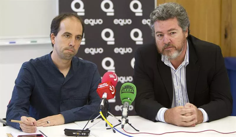 Juantxo Lopez Uralde Equoko bozeramailea (eskuinean) eta Aitor Urresti lehendakarigaia. EFE