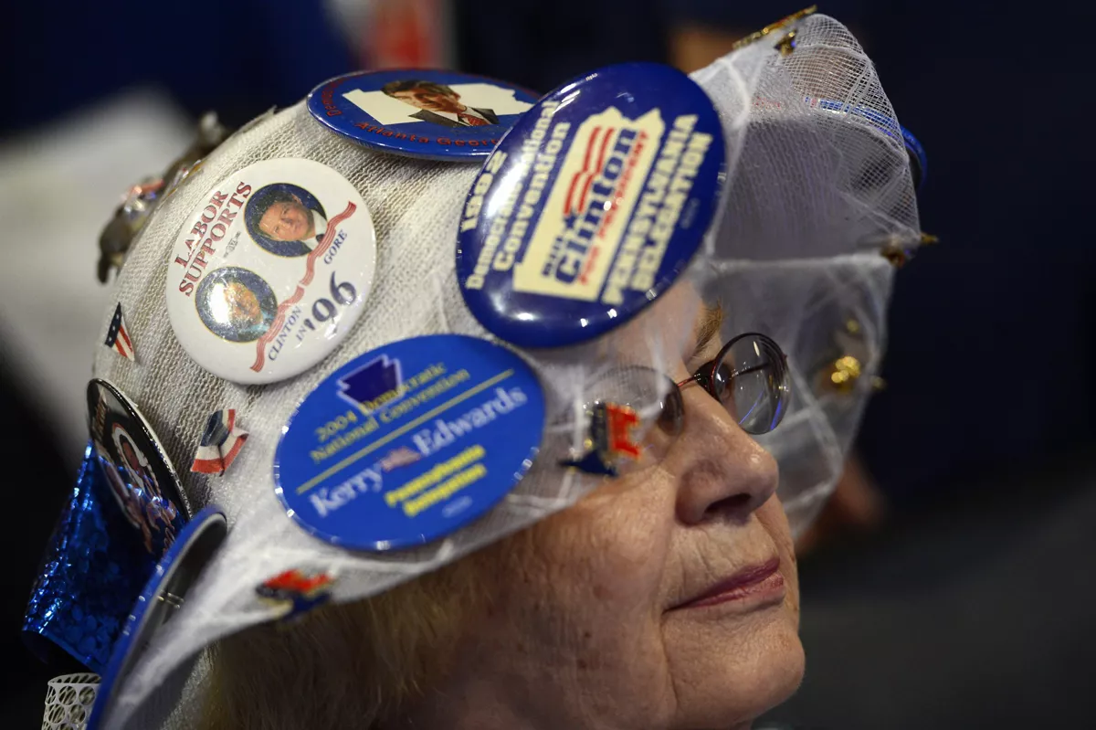 Mucha de los asistentes llevaban sombreros decorados con chapas. Foto: EFE