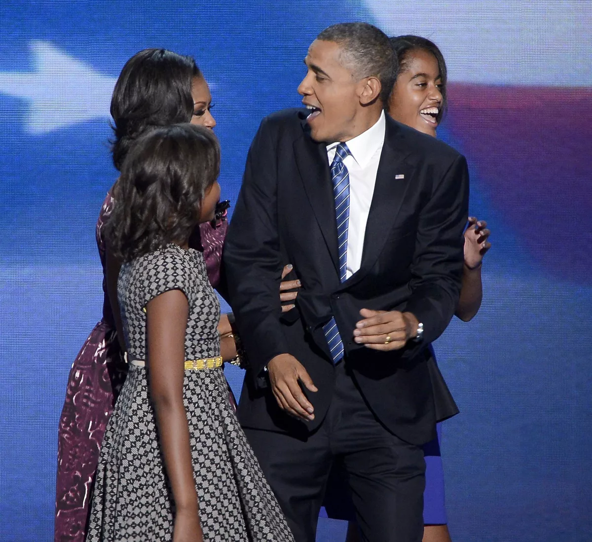 "<img style=""float:left;margin:5px;"" src=""http://10.126.2.21/media/images/2012/09/07/707413/707413_obama-sorprendido-convencion_thumbnail.jpg""/><br/><strong>eeuu elecciones obama sorprendido familia convencion democrata </strong>"