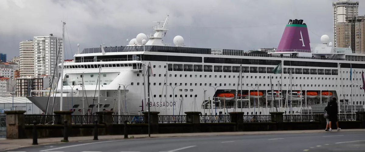 LA CORUÑA, 16/05/2026.- El crucero Ambition, afectado por un brote de gastroenteritis causada por un norovirus, atracó este sábado en el puerto español de La Coruña (noroeste) con treinta personas infectadas a bordo, según el último balance médico. En el muelle de trasatlánticos, un equipo de Sanidad Exterior se encargará de inspeccionar la nave y decidir si los pasajeros pueden desembarcar en la ciudad, según informó el Gobierno español. EFE/ Cabalar
