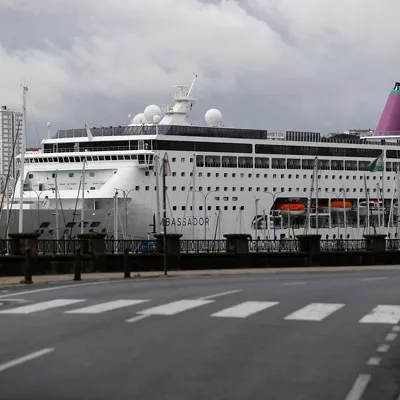 LA CORUÑA, 16/05/2026.- El crucero Ambition, afectado por un brote de gastroenteritis causada por un norovirus, atracó este sábado en el puerto español de La Coruña (noroeste) con treinta personas infectadas a bordo, según el último balance médico. En el muelle de trasatlánticos, un equipo de Sanidad Exterior se encargará de inspeccionar la nave y decidir si los pasajeros pueden desembarcar en la ciudad, según informó el Gobierno español. EFE/ Cabalar
