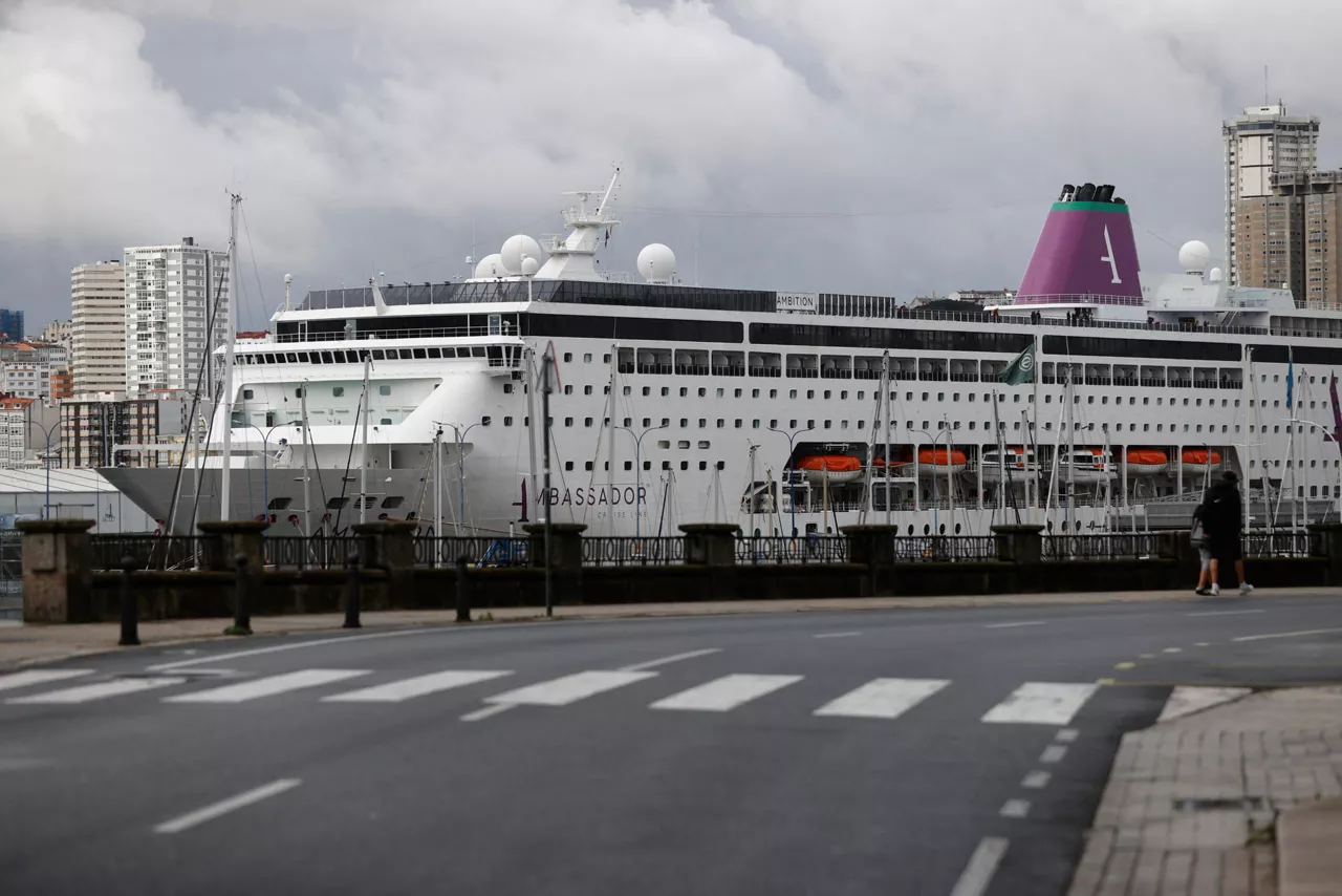 LA CORUÑA, 16/05/2026.- El crucero Ambition, afectado por un brote de gastroenteritis causada por un norovirus, atracó este sábado en el puerto español de La Coruña (noroeste) con treinta personas infectadas a bordo, según el último balance médico. En el muelle de trasatlánticos, un equipo de Sanidad Exterior se encargará de inspeccionar la nave y decidir si los pasajeros pueden desembarcar en la ciudad, según informó el Gobierno español. EFE/ Cabalar

