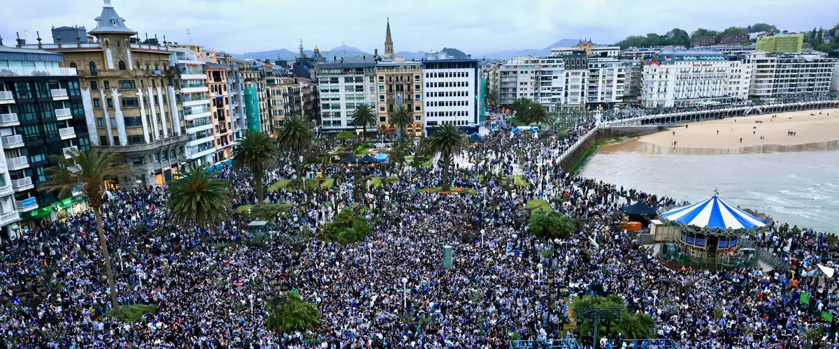 SAN SEBASTIÁN, 18/04/2026.- Aficionados de la Real Sociedad esperan en la playa de la Concha, de San Sebastián, el inicio del encuentro correspondiente a la final de la Copa del Rey que disputan este sábado frente al Atlético de Madrid en el estadio La Cartuja, en Sevilla. EFE / Javier Etxezarreta.
