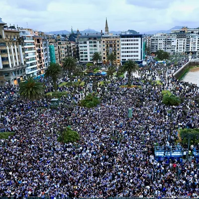 SAN SEBASTIÁN, 18/04/2026.- Aficionados de la Real Sociedad esperan en la playa de la Concha, de San Sebastián, el inicio del encuentro correspondiente a la final de la Copa del Rey que disputan este sábado frente al Atlético de Madrid en el estadio La Cartuja, en Sevilla. EFE / Javier Etxezarreta.
