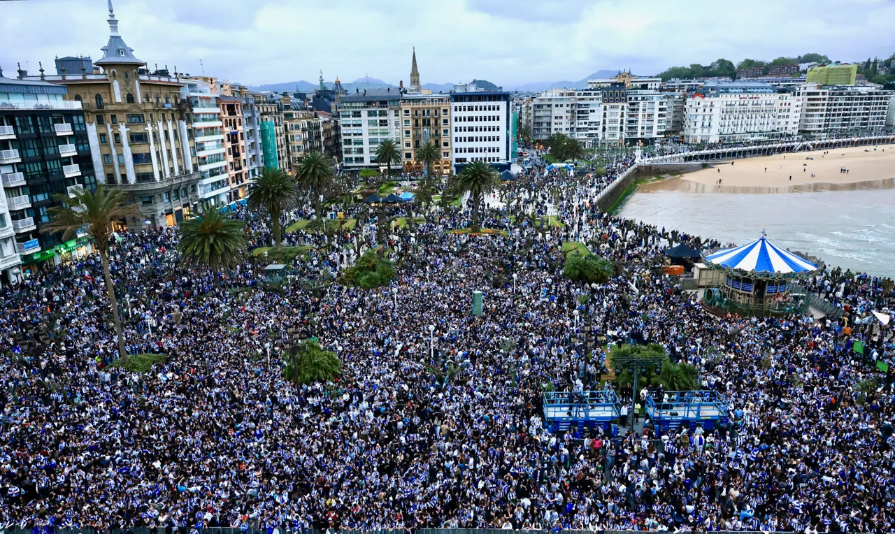 SAN SEBASTIÁN, 18/04/2026.- Aficionados de la Real Sociedad esperan en la playa de la Concha, de San Sebastián, el inicio del encuentro correspondiente a la final de la Copa del Rey que disputan este sábado frente al Atlético de Madrid en el estadio La Cartuja, en Sevilla. EFE / Javier Etxezarreta.
