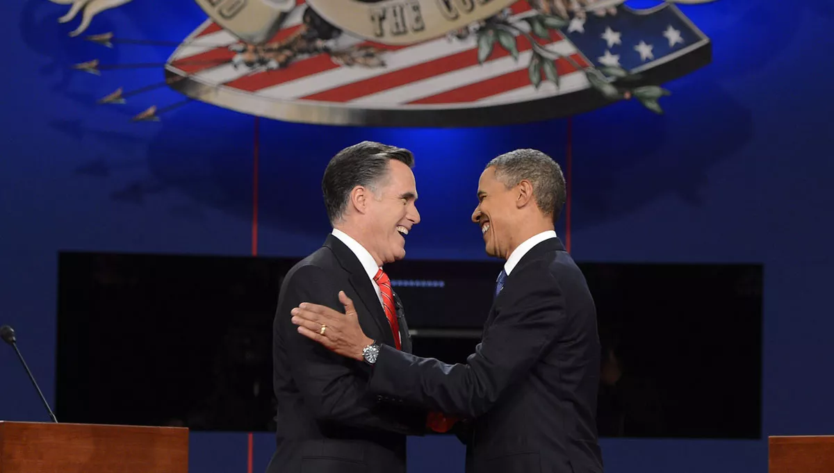 Barack Obama y Mitt Romney se saludan antes del debate. Foto: EFEFoto: EFE
