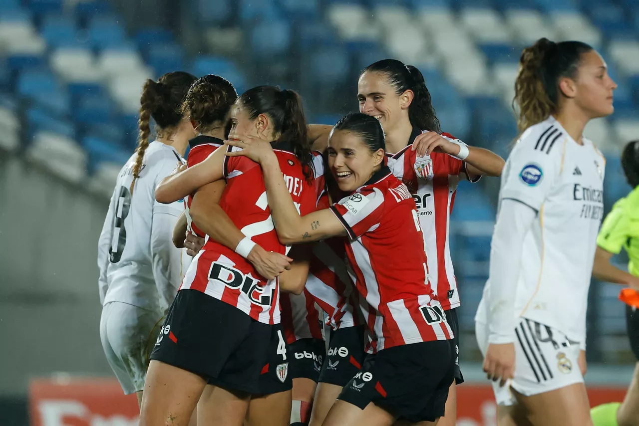 MADRID, 13/01/2026.- Las jugadoras del Athletic Club celebran su victoria a la finalización del encuentro correspondiente a la jornada 17 de la Liga F que han disputado hoy martes frente al Real Madrid en el estadio Alfredo Di Stéfano, en Madrid. EFE / Juanjo Martín.
