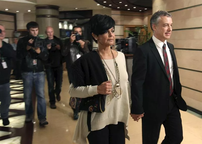 El candidato a lehendakari por el PNV, Iñigo Urkullu y su esposa Lucía Arieta a su llegada a Sabin Etxea para seguir el recuento de votos. Foto: EFE
