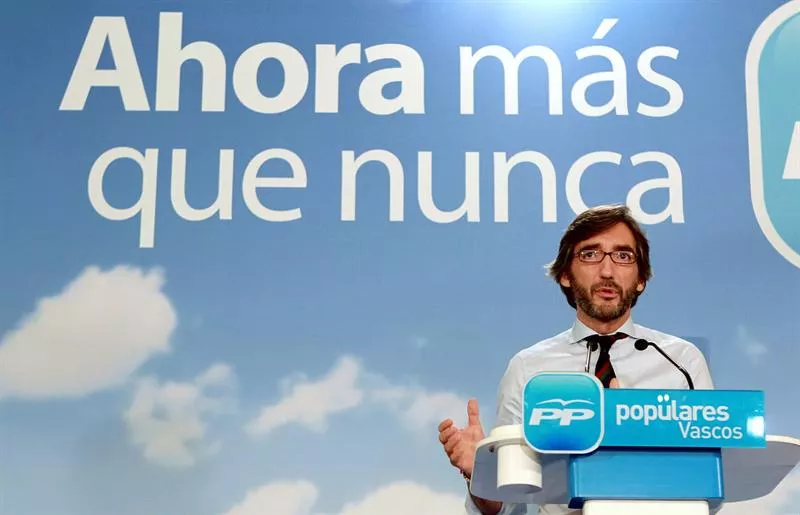 El candidato del PP por Araba, Iñaki Oyarazabal, durante su rueda de prensa. Foto: EFE
