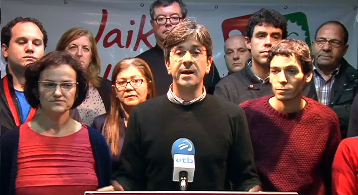 Mikel Arana presenta su dimisión ante los medios de comunicación. Foto: EFE