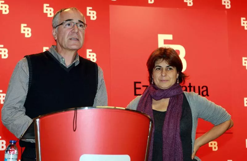 José Navas y Raquel Modubar, durante la rueda de prensa de Ezker Batua-Berdeak. Foto: EFE