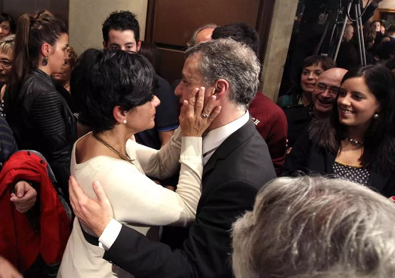 Iñigo Urkullu besa a su mujer, tras ganar las elecciones vascas. Foto: EFE