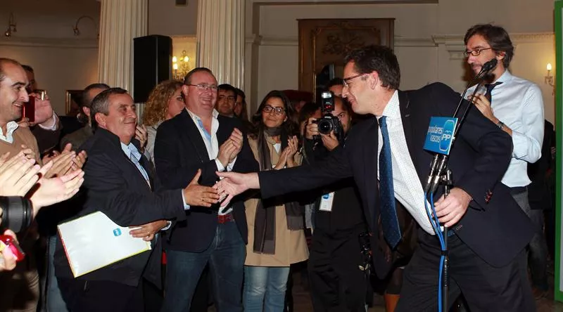 Antonio Basagoiti saluda a sus compañeros de partido en la noche electoral. Foto: EFE