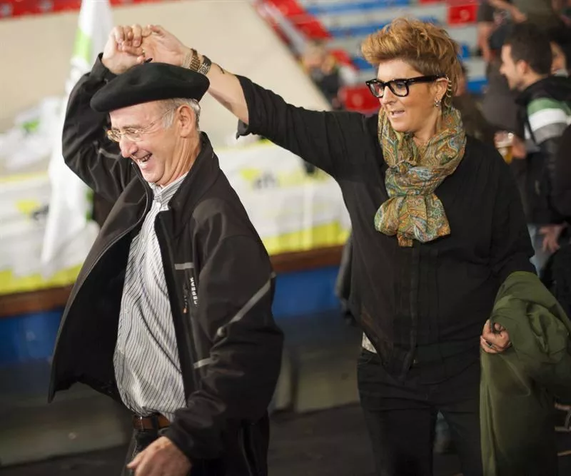 El histórico dirigente de la izquierda abertzale Tasio Erkizia celebra los resultados de EH Bildu. Foto: EFE