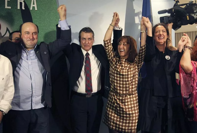 Iñigo Urkullu celebra con su equipo la victoria del PNV. Foto: EFE