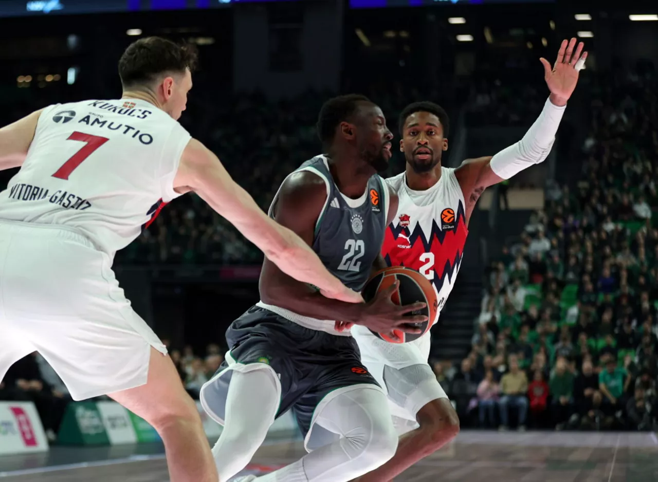 ATHENS (Greece), 20/01/2026.- Panathinaikos' Jerian Grant (C) and Baskonia's Kobi Simmons (R) in action during the EuroLeague basketball match between Panathinaikos Athens and Baskonia in Athens, Greece, 20 January 2026. (Baloncesto, Euroliga, Grecia, Atenas) EFE/EPA/PETE ANDREOU
