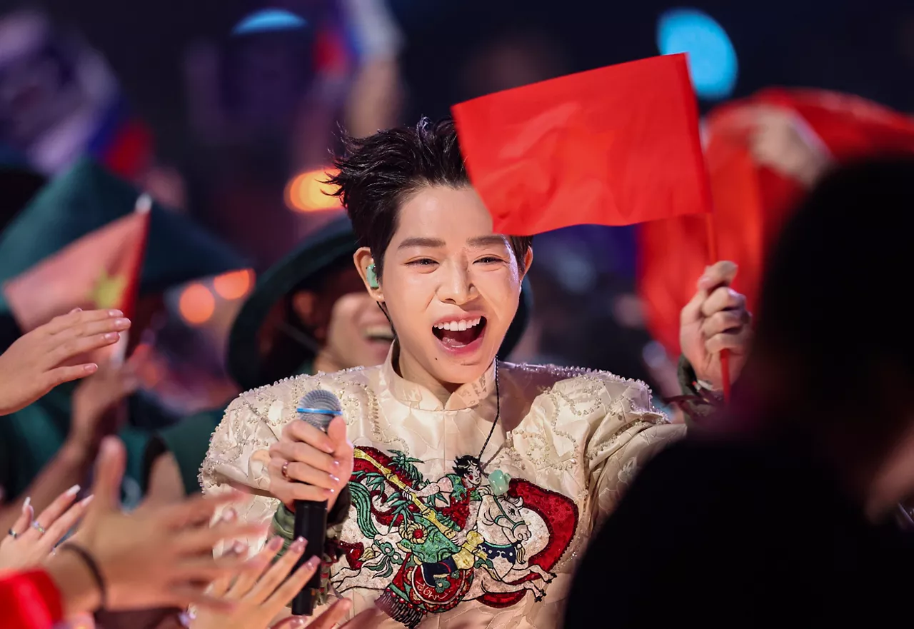 Rusia celebra su festival alternativo a Eurovision “sin perversiones”

El país euroasiático ha celebrado su festival musical con países afines ideológicamente y alejándose de cualquier potencial contenido LGTBI, tras su expulsión de Eurovisión en 2022

El presidente ruso, Vladimir Putin, ha participado con un vídeo inicial en el que ha abogado por promover la identidad cultural

Con más de 11.000 espectadores, el vietnamita Duc Phuc ha sido el ganador de la gala, imponiéndose a Kirguistán y Catar
