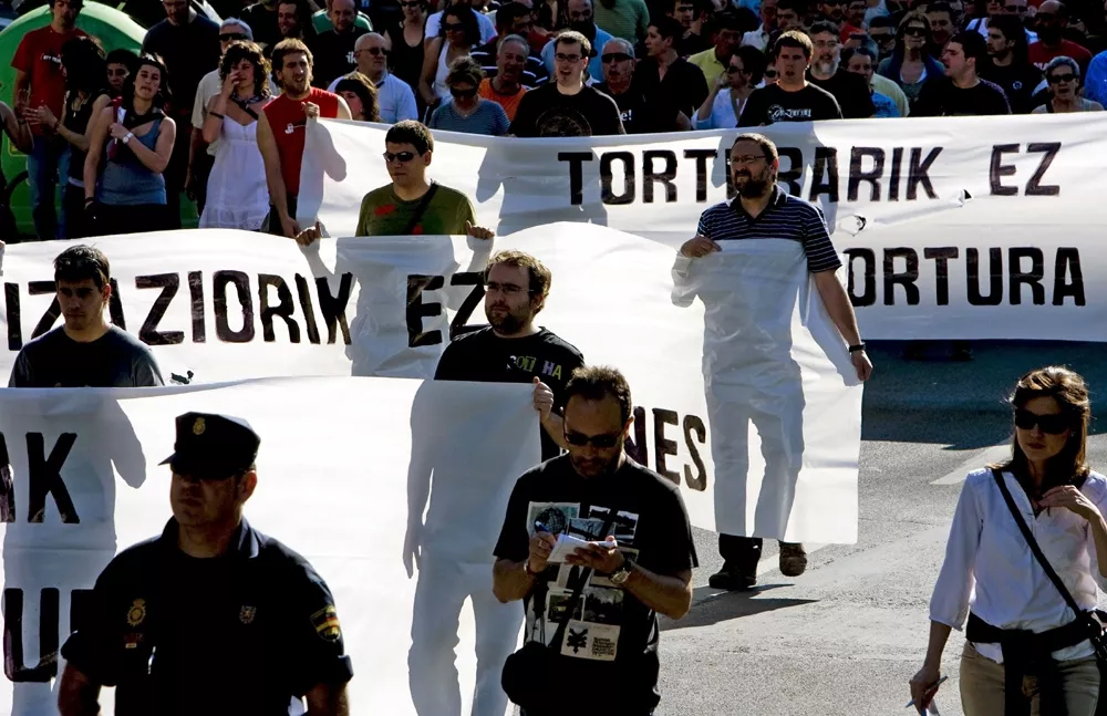 <img style="float:left;margin:5px;" src="http://10.126.2.21/media/images/2012/11/29/745215/745215_tortura_manifa_efe_thumbnail.jpg"/><br/><strong>manifestacion contra la tortura - EFE archivos</strong>