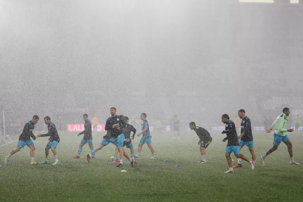 VALENCIA, 16/09/2026.- Los jugadores del Athletic Club calientan antes del partido de la sexta jornada de LaLiga que Levante UD y Athletic Club de Bilbao disputan hoy miércoles en el estadio Ciutat de Valencia. EFE/Ana Escobar
