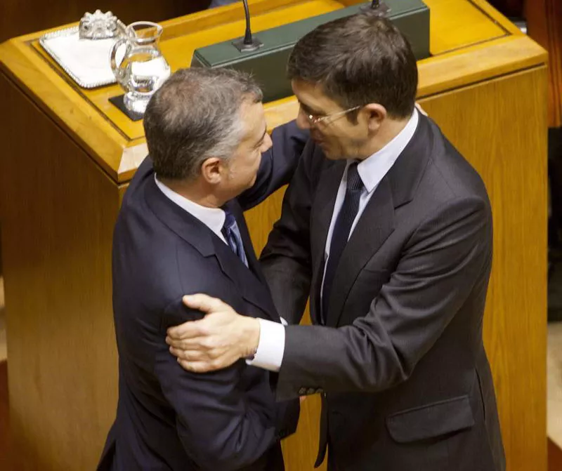 Patxi López entregara la makila de mando a Urkullu en Gernika. Efe.