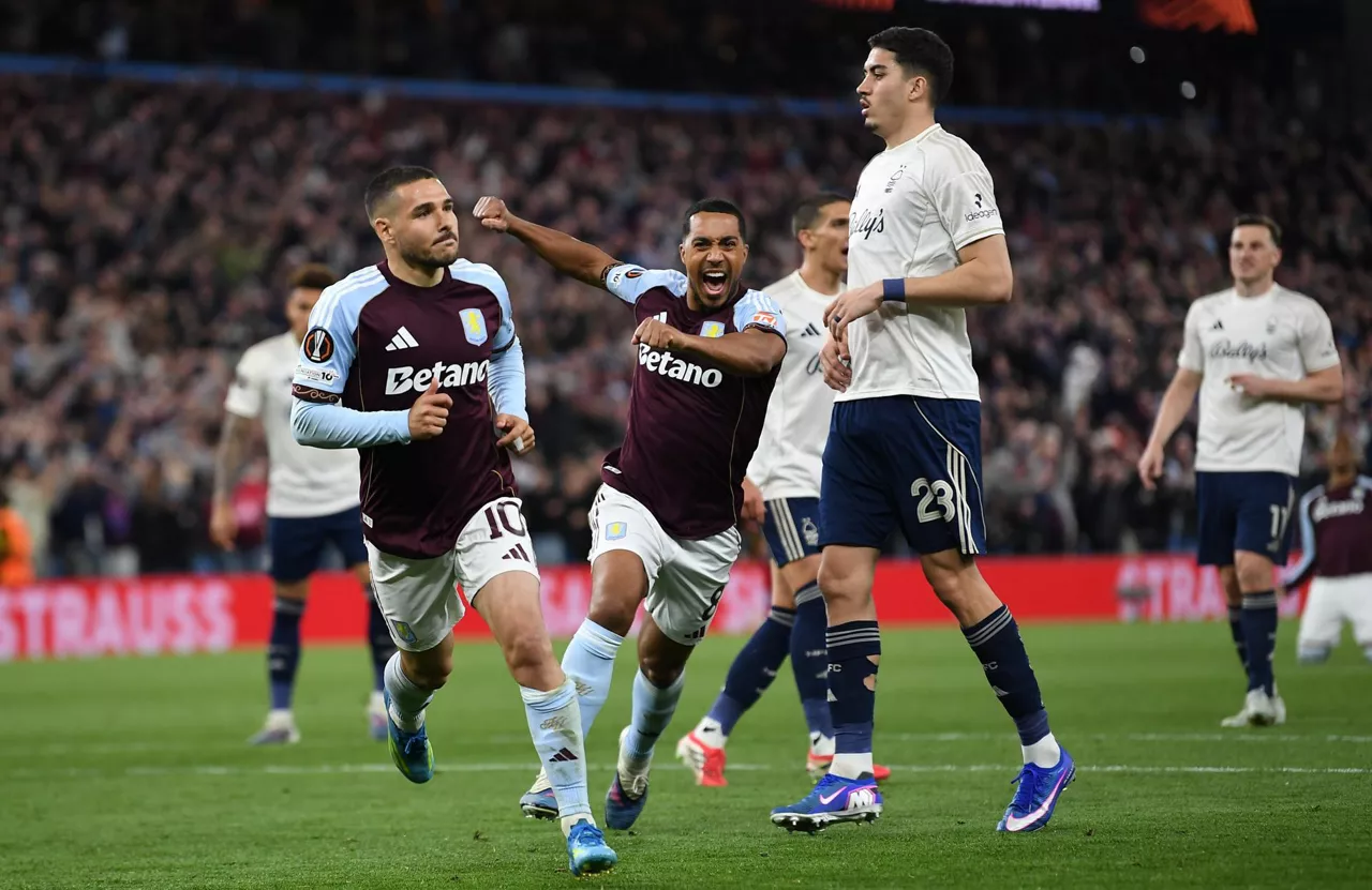 BRIMINGHAM (United Kingdom), 07/05/2026.- Aston Villa's Emiliano Buendia (L) celebrates with teammates after scoring the 2-0 goal during the UEFA Europa League semi-finals 2nd leg match Aston Villa against Nottingham Forest, in Birmingham, Britain, 07 May 2026. (Reino Unido) EFE/EPA/PETER POWELL
