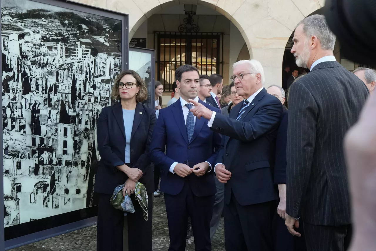 GERNIKA (BIZKAIA), 28/11/2025.- El presidente alemán, Frank-Walter Steinmeier (2d), el rey Felipe VI (d), y el lehendakari, Imanol Pradales (2i), este viernes durante la visita al Museo de la Paz de Gernika, tras homenajear a las víctimas del bombardeo. EFE/IREKIA***SOLO USO EDITORIAL/SOLO DISPONIBLE PARA ILUSTRAR LA NOTICIA QUE ACOMPAÑA (CRÉDITO OBLIGATORIO)
