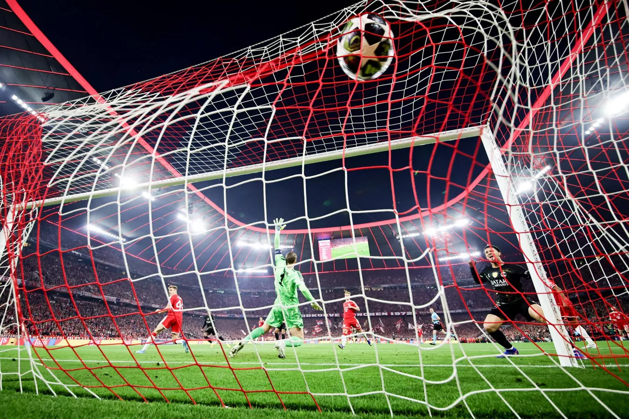 MUNICH (Germany), 06/05/2026.- Goalkeeper Manuel Neuer of Bayern Munich (C) concedes the 0-1 goal by Ousmane Dembele of PSG (2-L, partially seen)during the UEFA Champions League semi-final, second leg soccer match between Bayern Munich and Paris Saint-German, in Munich, Germany, 06 May 2026. (Liga de Campeones, Alemania) EFE/EPA/RONALD WITTEK
