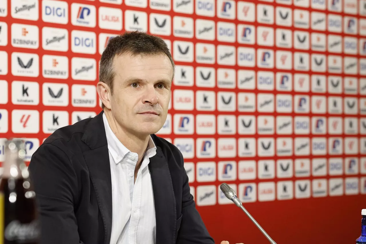 BILBAO, 24/03/2026.- El presidente del Athletic Club de Bilbao, Jon Uriarte, ha ofrcio este martes una rueda de prensa para informar sobre el acoso y las amenazas en su domicilio que ha denunciado y sobre el anuncio de Ernesto Valverde de que dejará de ser el entrenador del equipo al finalizar la presente temporada. EFE/ Miguel Toña
