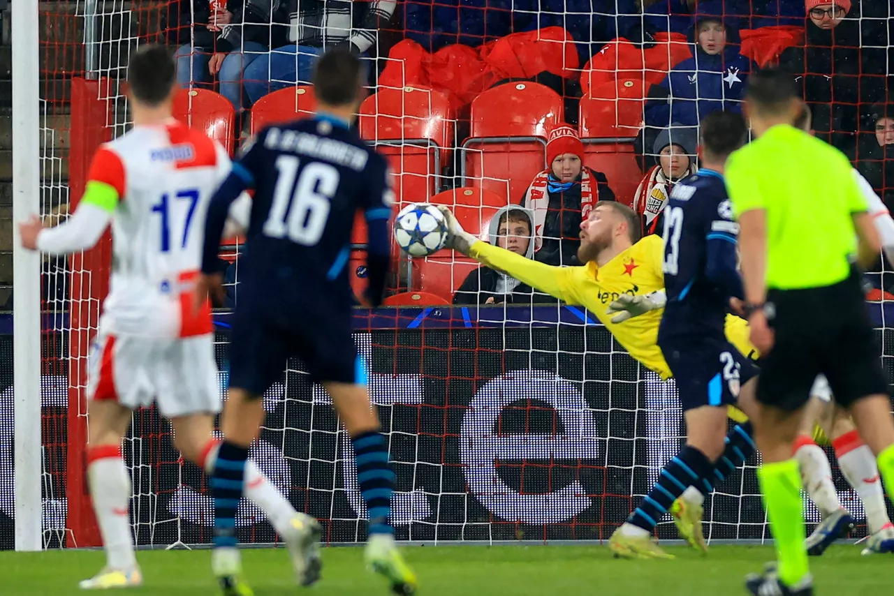 epa12548753 Slavia's goalkeeper Jindrich Stanek (C) in action during the UEFA Champions League league phase match between Slavia Praha and Athletic Cub in Prague, Czech Republic, 25 November 2025. EFE/EPA/MARTIN DIVISEK
